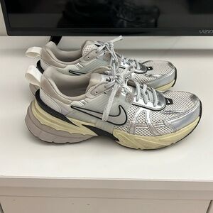 NIKE V2K RUN WOMENS SHOES